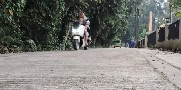 Kondisi jalan betonisasi yang hingga kini dpertanyakan siapa pemborongnya.Dinas PUPR buru-buru blokir nomor wartawan saat melakukan konfirmasi