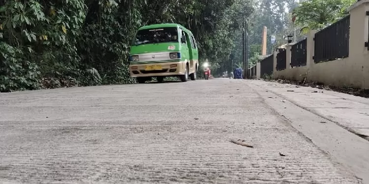 Kondisi jalan betonisasi yang hingga kini dpertanyakan siapa pemborongnya.Dinas PUPR buru-buru blokir nomor wartawan