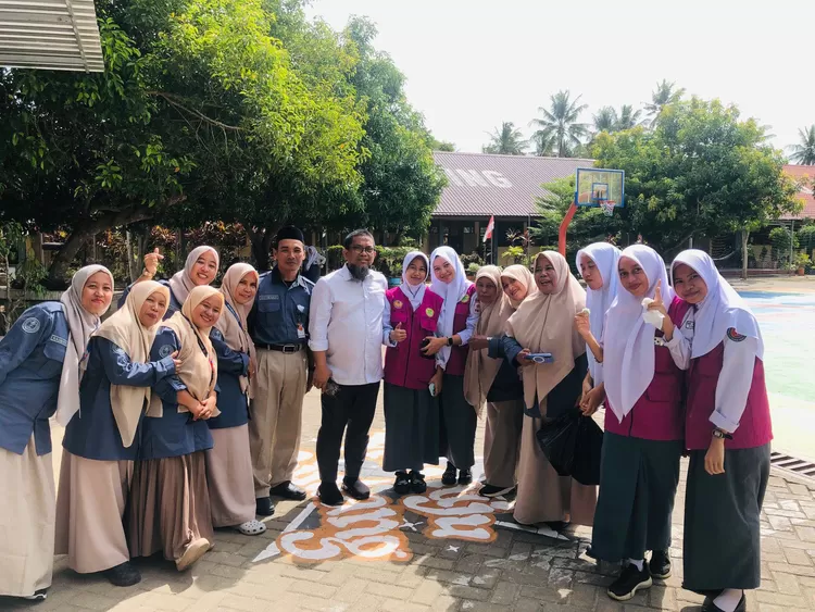 foto bersamaKepala Dinas Pendidikan Provinsi Sulawesi Selatan, Iqbal Nadjamuddin, SE, guru dan siswa UPT SMA Negeri 7 pinrang