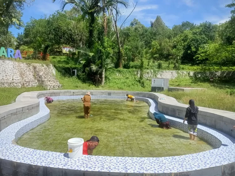 UPT Pariwisata Turun Langsung Bersihkan Kolam ODTW Pincara Masamba