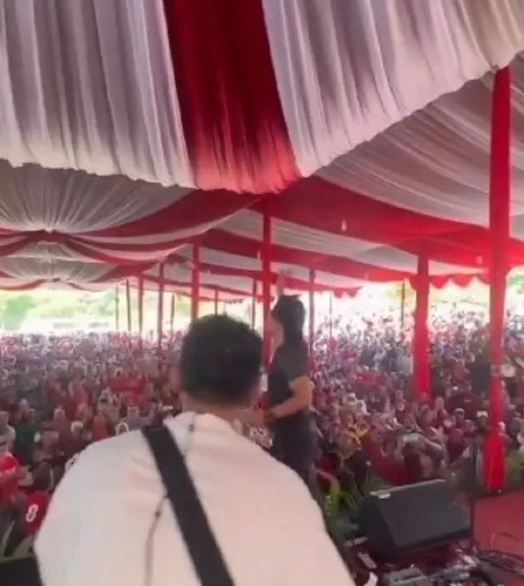 Gus Miftah Bagi-bagi Uang