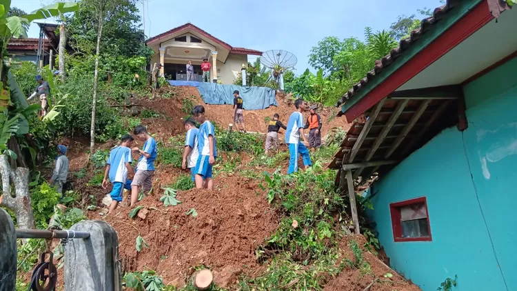 Longsor di Banyumas, Rabu (07/02/24), akibatkan rumah dan jalan rusak parah