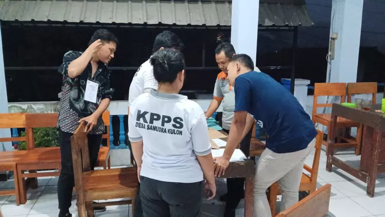 Kesibukan anggota KPPS di Banyumas