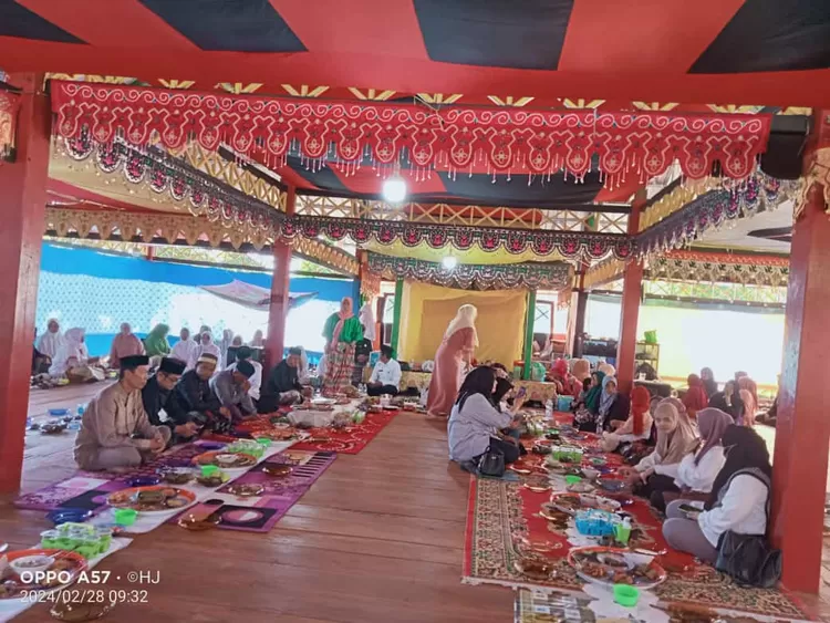 Masyarakat Desa Pattimang Gelar Ritual Adat &lsquo;Maggawe Samampa