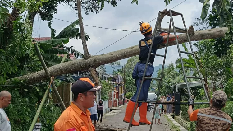 personil Pusdalops BPBD Kabupaten Purbalingga menuju kelokasi guna melalukan asessment, Evakuasi serta berkoordinasi dengan pemerintah desa setempat