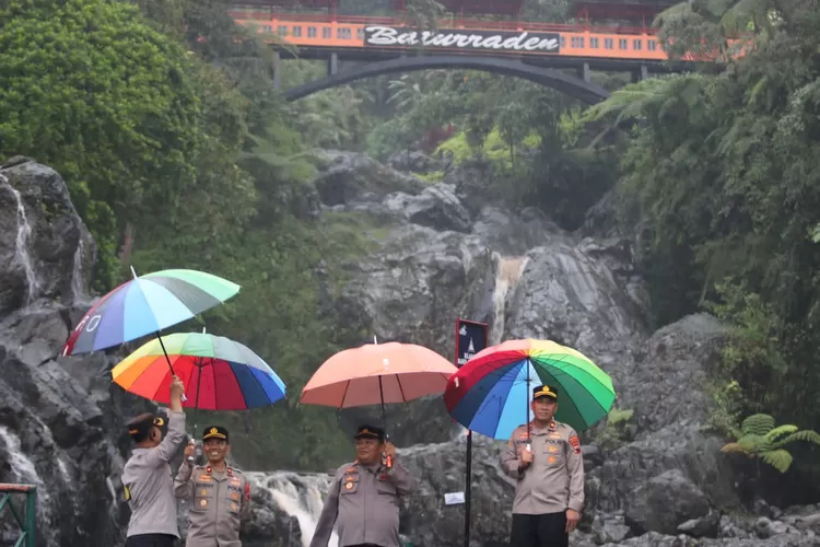 Polresta Banyumas, Jateng melakukan pengecekan tempat wisata air yang dijadikan destinasi wisata oleh masyarakat dalam rangka liburan hari raya Idul Fitri 1445 H.