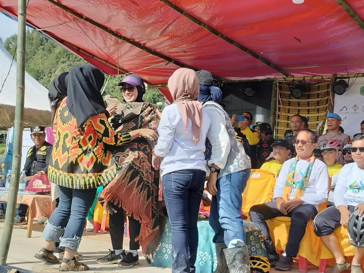 Pesona Luwu Utara bertajuk Wonderful Rongkong resmi dibuka Bupati Indah Putri Indriani, Minggu (21/4/2024), di Lapangan Desa Limbong Kecamatan Rongkong.