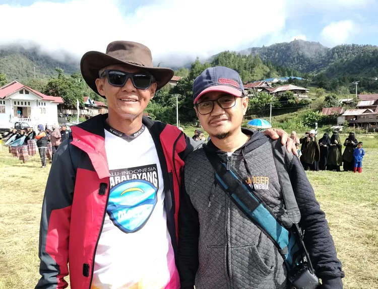 Ketua Paralayang Indonesia, Asgaf Umar (jaket merah)