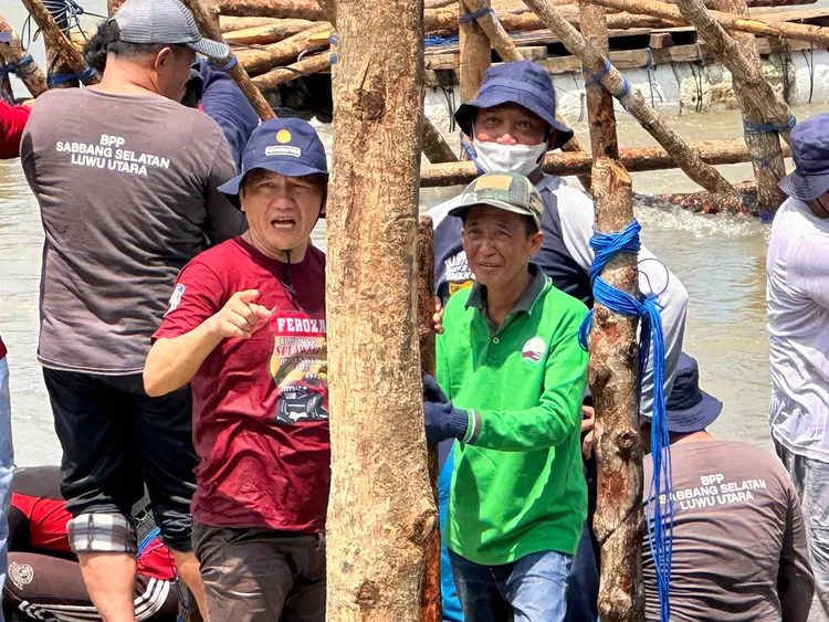 Gotong Royong Perbaiki Tanggul