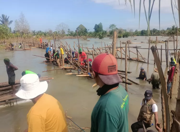 Gotong Royong Perbaiki Tanggul