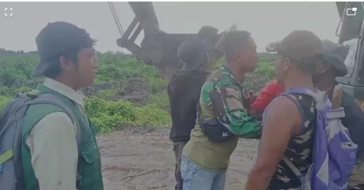 aksi saling dorong antara aparat dengan masyarakat