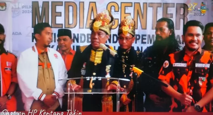 Ribuan masyarakat pendukung mengawal Pasangan  Samsuardi.SH/Juragan dan H. Adifal Susanto,S.TP., M.Si (JADI) Calon Bupati dan Calon Wakil Bupati Nagan Raya Saat menyerahkan Berkas Persyaratan Pendaftaran  Pilbup 2024 Kabupaten Nagan Raya di Kantor Komisi Independen Pemilihan (KIP) Kab Nagan Raya