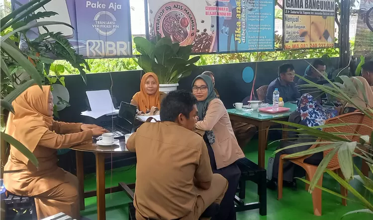Forum Komunikasi Masyarakat dan Forum Konsultasi Publik (FKM-FKP), Senin (23/12/2024), di Aula Pertemuan Warkop Daeng Azis, Masamba.