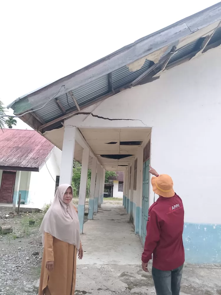 Kepala Sekolah SMAN IV Darul Makmur Safria Nis S. Pd saat menujukan kepada Klik Anggaran kondisi sekolah  sejumlah dinding Kantor dewan guru dan ruang belajar siswa retak  dan bagian plafon gedung tersebut terlihat mengelupas.