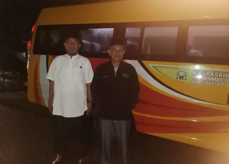 Kadisporapar Lutra, Saleh, saat menunggu Kafilah Takalar di dekat Tugu Cokelat pada pukul 02.00 dini hari. 
