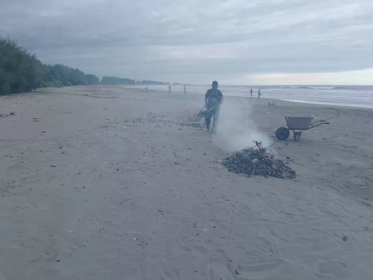 Peduli Lingkungan, Purnawirawan TNI AD Bersihkan Sampah Secara Sukarela di Bibir Pantai Suak Timah Aceh Barat