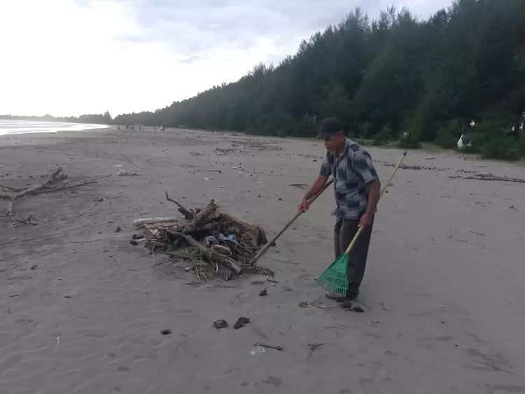 Peduli Lingkungan, Purnawirawan TNI AD Bersihkan Sampah Secara Sukarela di Bibir Pantai Suak Timah Aceh Barat