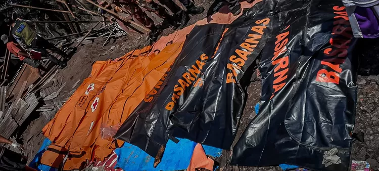 Truk Tierguling Menimpa Mobil Rombongan Takziah, 11 Orang Meninggal