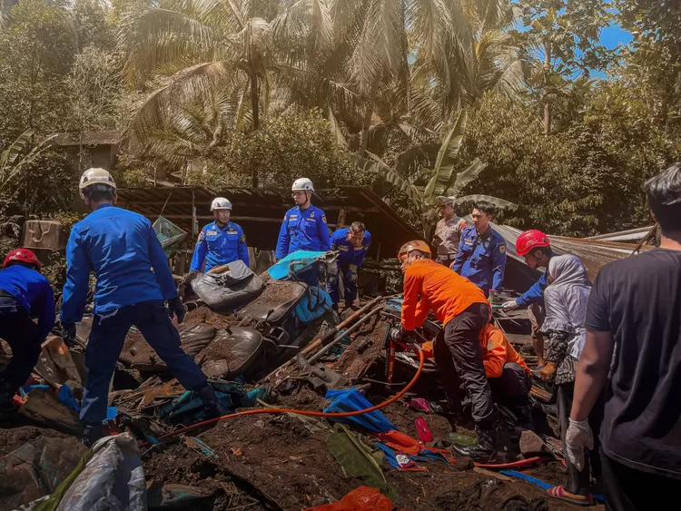 Truk Tierguling Menimpa Mobil Rombongan Takziah, 11 Orang Meninggal