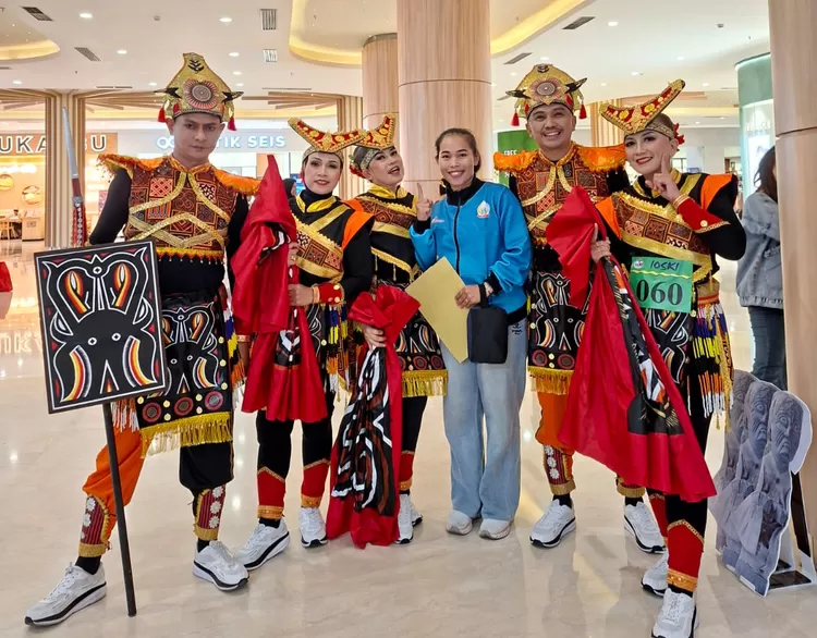 Ajmal Akbar bersama peserta Lomba Senam Kreasi .