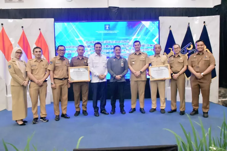 Komitmen Tingkatkan Kesadaran Hukum Masyarakat, Bupati Lutra Terima Penghargaan dari Kemenkum