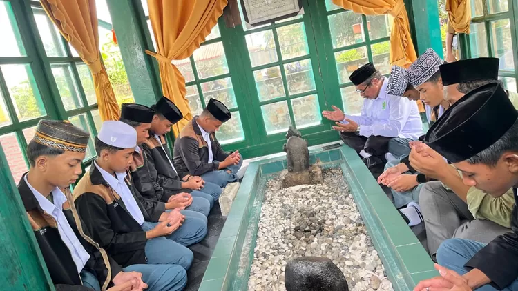 Jaga Warisan Budaya, Madrasah Aliyah Miftahul Khair Desa Batu Alang Ikut Napak Tilas Religi di Desa Pattimang