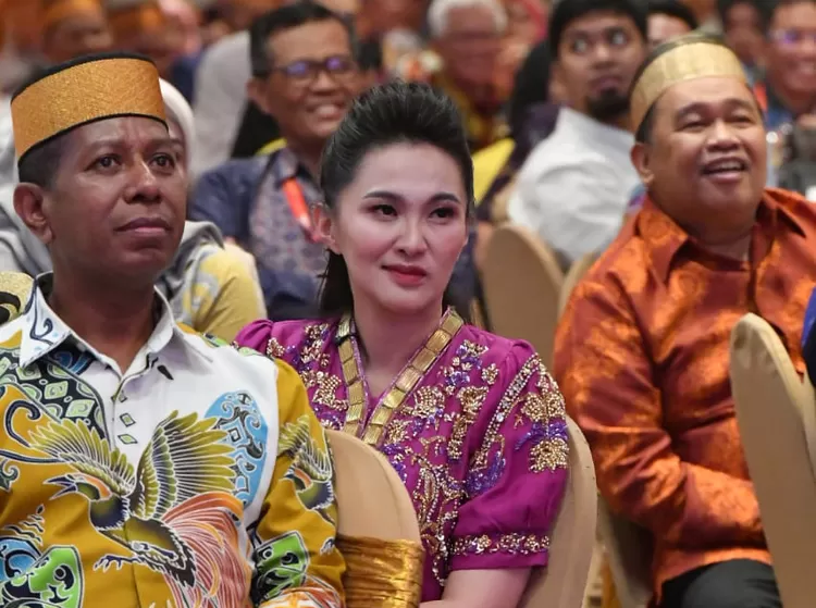 Gubernur Maluku Utara, Sherly Tjoanda, saat menghadiri Malam Perayaan HUT ke-49 KKSS di Makassar