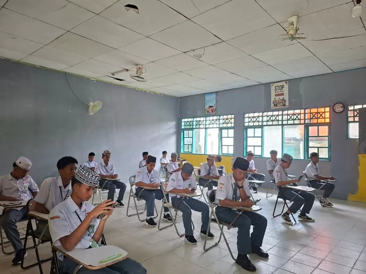 Pengawas Madrasah Tinjau Ujian Digital di MA DDI Masamba, Pastikan ASAS Berbasis Android Berjalan Lancar