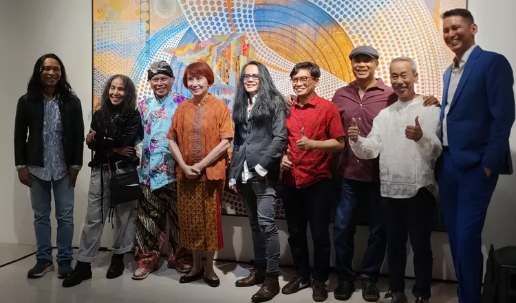 Joel Harumal (paling kanan) saat grand opening galeri KOTAK art collective tahun lalu. Foto:Istimewa