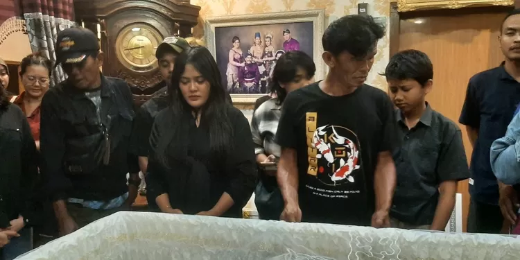 Novita Mawar Sharon, anggota Komisi A DPRD Kota Yogyakarta, saat melayat di kediaman Adrian Subagyo di Keparakan Foto: GS Purwanto.
