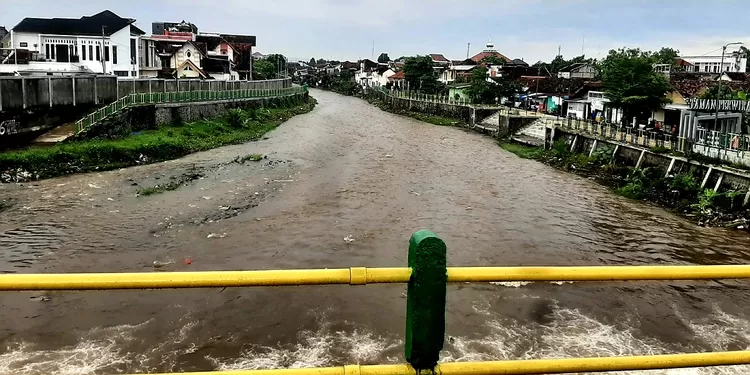 Kondisi sungai terpantau dari jembatan Surokarsan, Mergangsan. Foto: GS Purwanto.