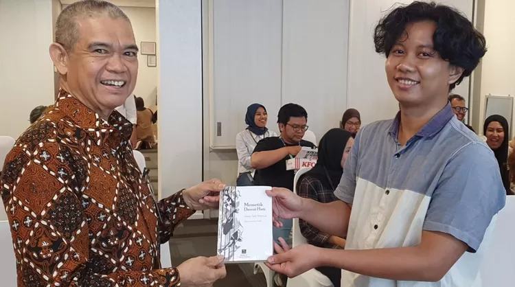 Lahyanto Nadie memberikan training Kode Etik Jurnalistik untuk wartawan pasar modal