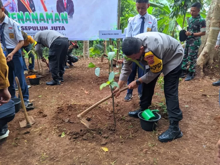 Aksi Nyata Polri Dalam Pelestarian Alam, Kapolda Jabar Pimpin Penanaman ...