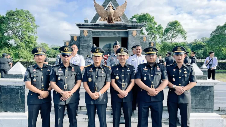 HBI - 74 : Kalapas I Sukamiskin Kumham Jabar Tabur Bunga Di TMP Cikutra ...