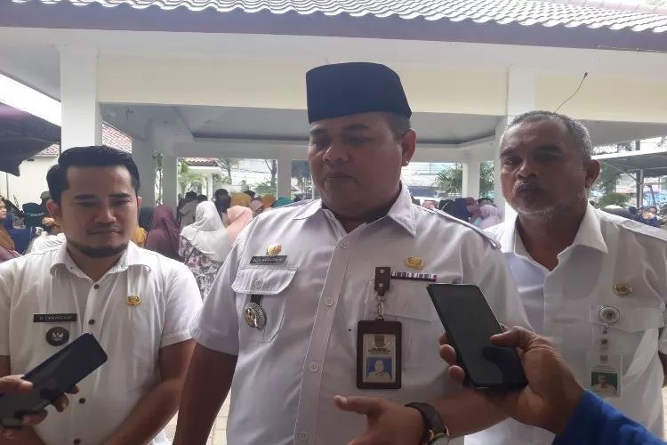 Camat Tarumajaya Dede Mauludin didampingi Lurah Setia Asih Dede Firmansyah saat memberikan keterangannya kepada wartawan