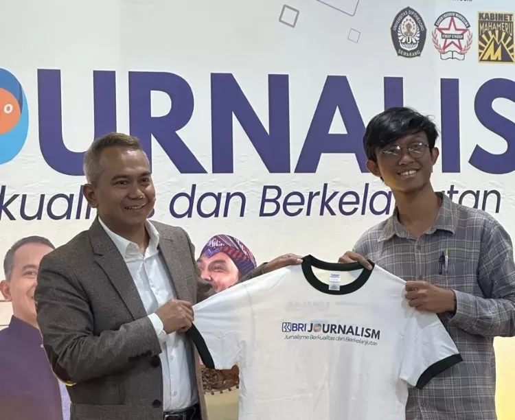 CEO Promedia Agus Sulistriyono menyerahkan Simbolis Kaos Program Corelab Promedia x LKM Fisip Undip