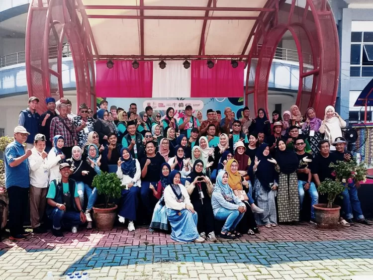 Plt Kepala Dinas Pariwisata H Dede Mauludin dan jajaran berpose bersama penggiat pariwisata se Kabupaten Bekasi