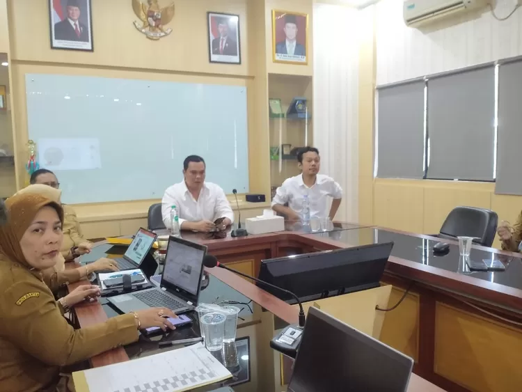 Paslon Walikota dan Wakil Walikota Serang nomor urut 2, Budi Rustandi-Nur Agis Aulia rapat bersama OPD di kantor Bappeda Kota Serang, Selasa 3 Desember 2024.