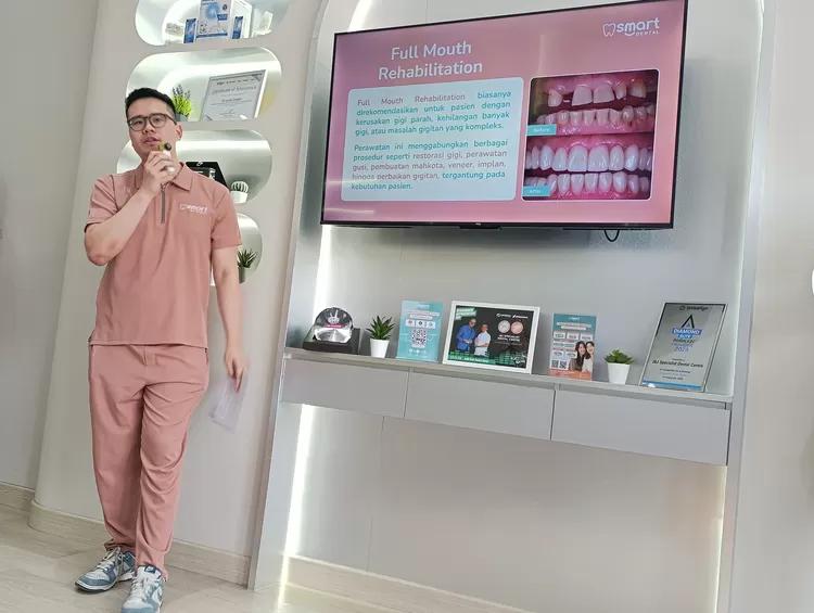 Manager Klinik SMART Dental Taman Palem, drg. Louis Zaelani.