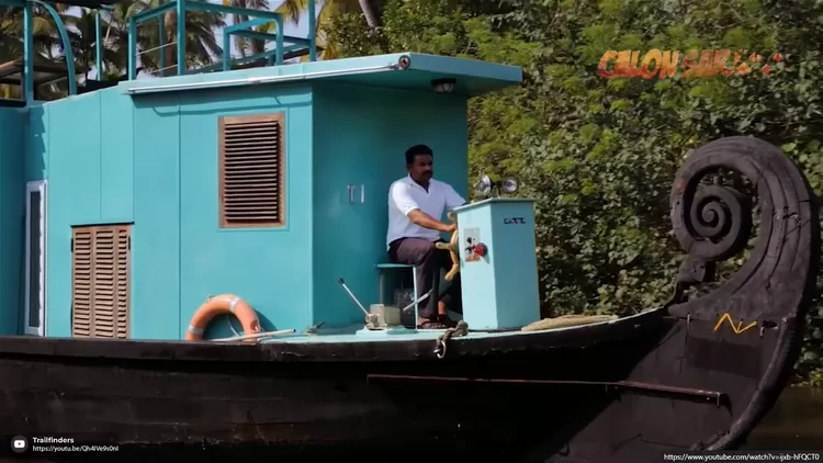 Houseboat Discovery, hotel yang dapat membawa kamu berkeliling danau dan juga candi di India.