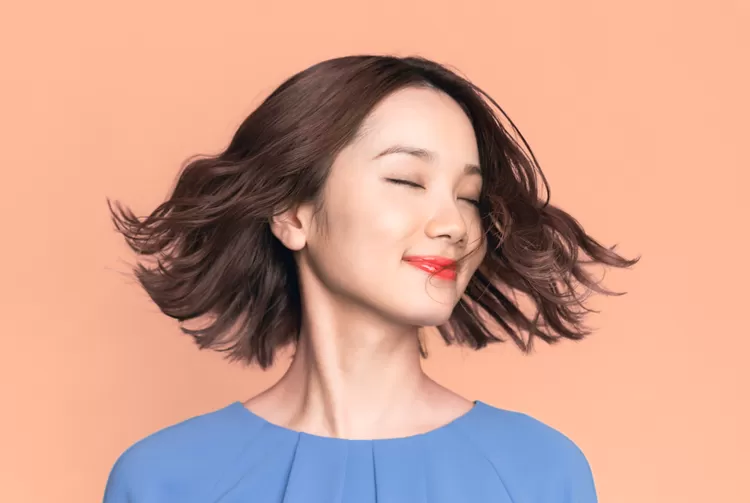 Contoh model rambut tebal dan textured dengan gaya layer.