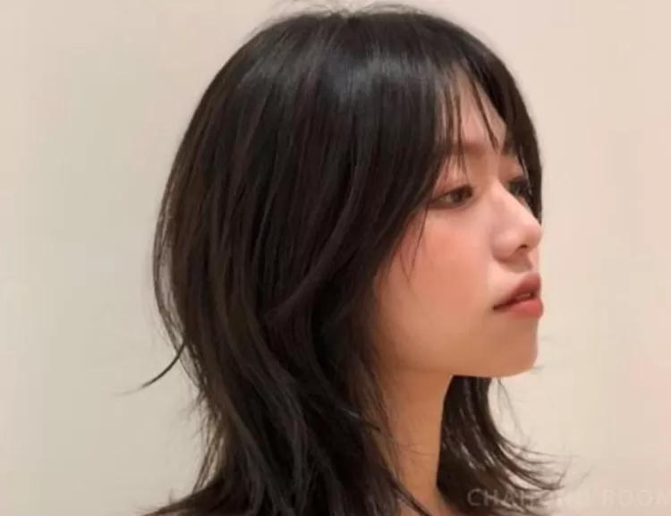 Gaya rambut bob sebahu dengan sentuhan volume.