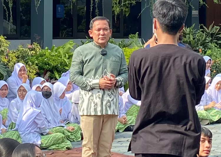 Dokter Rayendra Peringati Hari Pendidikan Nasional di SMAN 5 Kota Bogor.