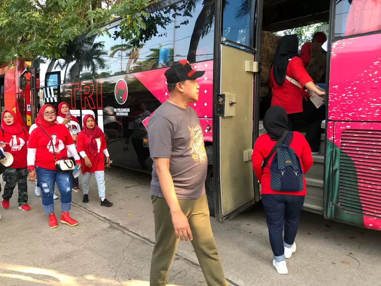 Tri Adhianto Tengah Memeriksa Akomodasi Bus Gratis untuk Warga Liburan.