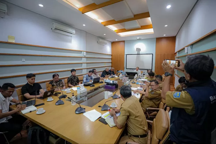 Pj Wali Kota Bandung Saat Rapat Bersama PT BII-2.