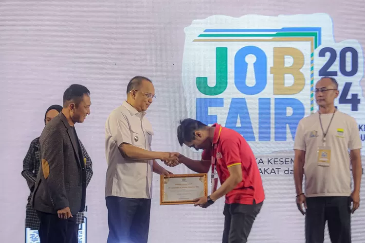 Disnaker Kota Bandung Beri Penghargaan kepada Perusahaan dan Hotel yang Ciptakan Lingkungan Kerja Inklusif-2.