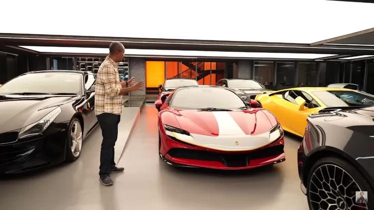  Showroom ini menampilkan mobil-mobil eksotis seperti Ferrari SF90. (Foto/Youtbe Fitra Eri)