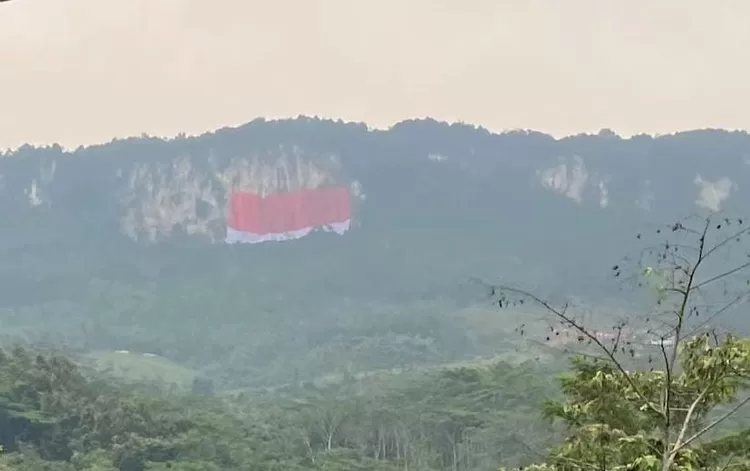 Sebuah bendera merah putih berukuran 50 x 80 meter berhasil dikibarkan di tebing alam setinggi 100 meter di Tebing Jeger, Desa Leuwikaret, Kecamatan Klapanunggal.