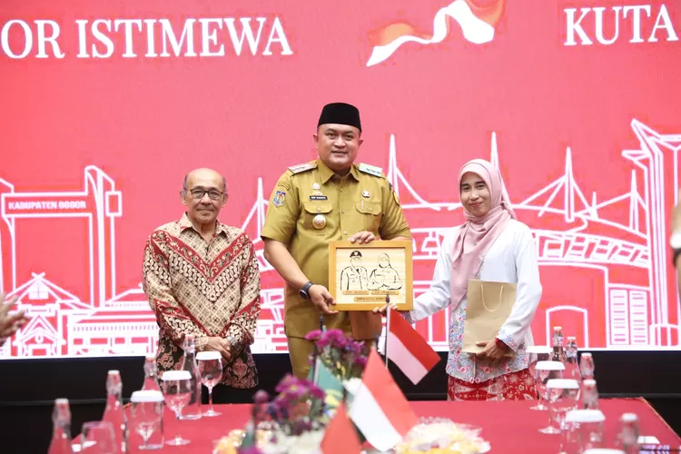 Bupati Bogor Rudy Susmanto menyerahkan apresiasi kepada dua tokoh inspiratif di bidang pendidikan dan sosial, Senin (15/9/2025).