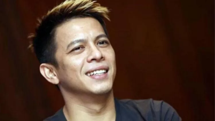 Transformasi Model Rambut Ariel Noah - Quiff dengan Sentuhan Highlight